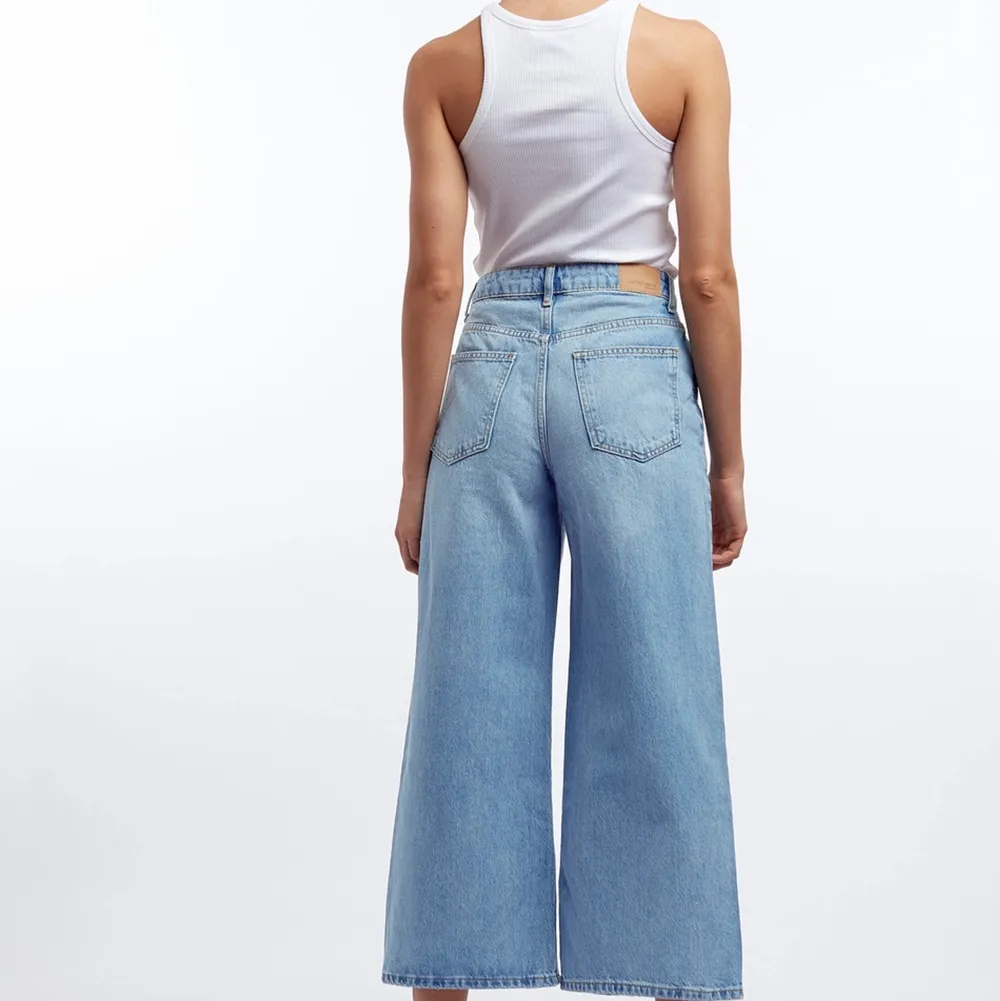 Idun crop wide jeans från Ginatricot! Storlek 32. Super bra skick! Skriv för fler bilder💓. Jeans & Byxor.