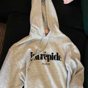 Hoodie  - Grå hoddie med luva och text från hm🤍