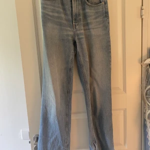 Blå jeans  - H&M jeans, ett par jätte fina straight jeans. 