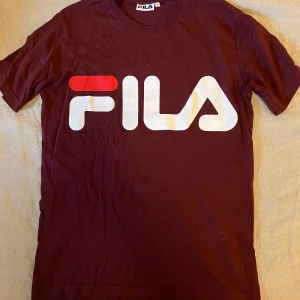 Fila T-shirt  - I bra skick och lite stor i storleken 