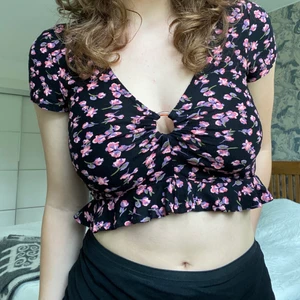 Blommig topp - Blommig topp från Urban Outfitters som inköptes för några år sedan men fortfarande i bra skick :)