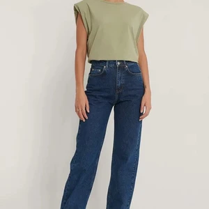 Nakd high waisted blåa jeans 34 - Säljer nu dessa snygga blåa jeans från na-kd i storlek 34/XS då de tyvärr är för små för mig. Dom är väldigt bekväma och ganska mjuka i materialet! jag är 163cm och de går ner till golvet för mig, vilket gör att de sitter perfekt när jag har skor på mig. 