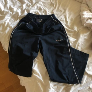 Champion byxor - Blå champion byxor i stl S, köpta secondhand men i jättefint skick! Funkar jättebra att träna i, skriv för fler bilder!💕