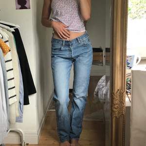 Säljer mina fina levis 501 jeans som är i fint skick!💖 