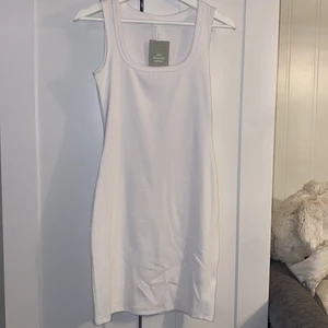 Vit klänning  - Jättefin vit klänning säljes, aldrig använd!! Från hm
