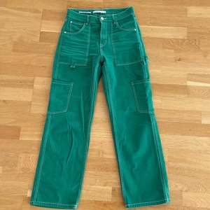 Straight Cargopants  - Säljer ett par jättesnygga straight gröna cargopants med vita detaljer på från bershka! Köparen står för frakten!🥰