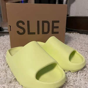 Yeezy slide - Hej säljer mina yeezy slides i srl 42 för dom andvänds inte inga skador bara lite smutsig men det blir dom på direkten andvönd Max 1 månad. Kontakta via mer info.