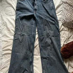 Blåa straight loose jeans från H&M. Om du har några frågor så är det bara att kontakta! :)