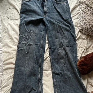 Jeans - Blåa straight loose jeans från H&M. Om du har några frågor så är det bara att kontakta! :)
