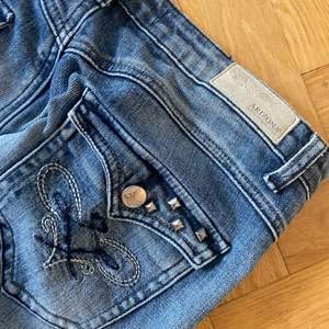 Snygga och trendiga jeans från Arizona med nitar och bakfickor. Lågmidjade ljusblå. Kan både posta och mötas upp. OBS många som skriver och har frågor, är du intresserad, har fått svar på det du undrar och har bestämt dig lägg ett bud i kommentarerna. 💕