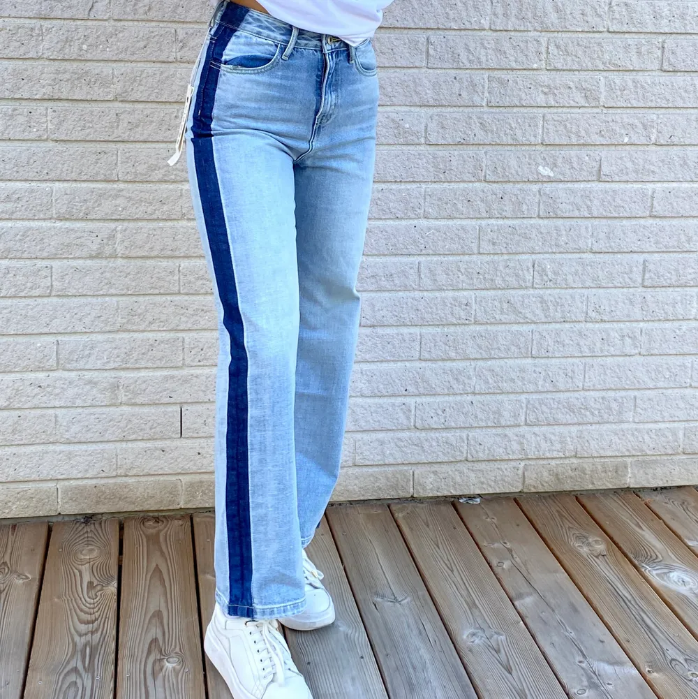 De här unika jeansen är sprillans nya. Mörkblåa vertikala streck och ett gulligt tryck på bakfickan. Älskar verkligen de men de är alldeles för små för mig. Tog mig 5 bra minuter att försöka tränga mig in i jeansen. Midja är perf, dock smalt vid höfterna💕. Jeans & Byxor.