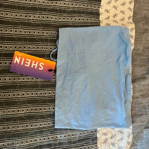 Fin vardags/festtopp - Denna toppen kan du matcha till mycket. Den är väldigt söt och kommer i en fin blå färg. Den är dock i 4xl för läste på restriktionerna att den var extremt liten och det var den. Så var inte rädd för att den ska vara stor för man avgör själv med banden.