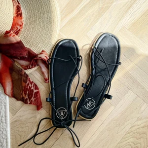 Tie up sandaler - Sandaler med snöre, perfekt för sensommarn☀️ Aldrig använda.  Storlek: 39