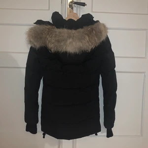 Canada goose  - Canada Goose köpt på tradera för 1500 kr, använd ca 3 månader av mig❤️ jackan är i bra skick då inga skador finns  men vissa tecken på slitning finns!