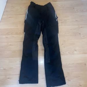 Rudtermobyxor från CRW - Säljer mina helskodda termobyxor från VRW, köpta på hööks:) säljer dem då jag slutat rida och då de inte kommer till användning. I jättebra skick😁 nypris 699 eller 799kr. Skulle säga att storleken är från xs-m
