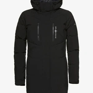 Sail racing jacka - Super snygg höst/vinter jacka som håller dig varm hela vintern! Storlek XS. Använd 1 vinter och i super bra skick. Inga defekter eller så. Köpt för 2500kr, ifall jag minns rätt! Går precis över rumpan. Egna bilder kan fixas! 