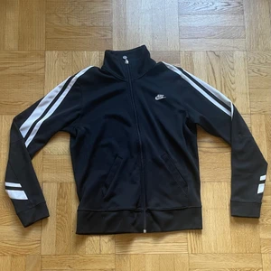 Nike polo zip up - En svart och vit skit snygg Nike zip up tröja med krage! Jätte fin och säljer pågrund av lite andvändning! Går inte att få tag i likadana längre.