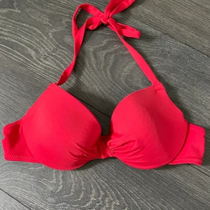 Bikiniöverdel  - I princip aldrig använd och säljer då den ej kommer till användning! Den är jätteskön och snygg men jag trivs inte i den!