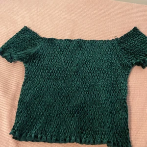 Topp  - Säljer denna off shoulder tröjan från bikbok i storlek S, använd några fåtal gånger🤍