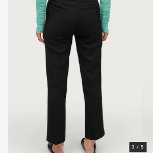 Kostymbyxor Gina Tricot - Svarta kostymbyxor från Gina, använda fåtalt gånger och i väldigt bra skick, nypris 399kr. Modellen på bilden är 180cm och har 36. Kan mötas upp i Uppsala.