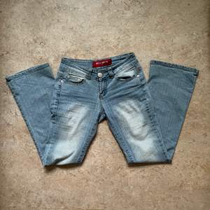 så fina jeans från miss sixty med låg midja. storlek 27 (stretchiga)