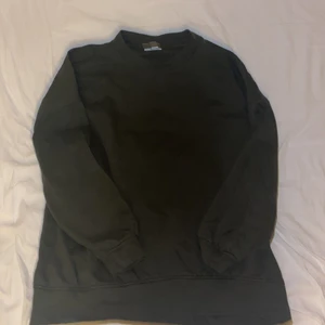 Tröja - Jättefin grön tröja från vero Moda❤️ Den är lite fluffig inuti och vanligt sweater material på utsidan❤️ färgen är mer mörkgrön än den är på  bilden 