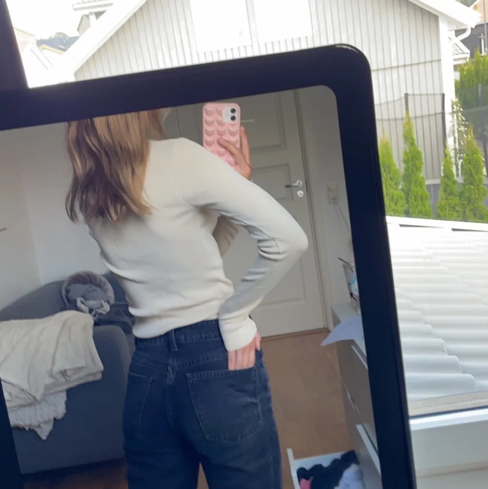 Säljer min jätte fina tröja från zara som är beige, säljer då den inte används längre, storlek S, säljer för 150kr och frakt. Toppar.