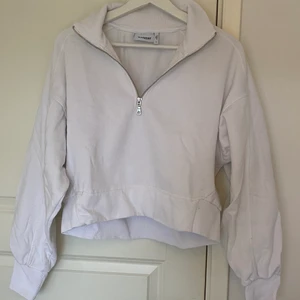 Sweatshirt  - Snygg vit sweatshirt i nyskick. Passar till allt och är skön i materialet 🫶🏻