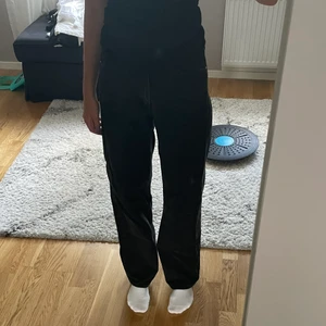 Jeans  - Svarta jeans från na-kd 