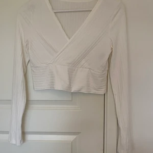 Topp - Vit långärmad tröja som man både kan klä upp och ner. Aldrig använd och är därmed i nyskick 😍