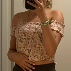 Blommig topp  - Jätte fin blommig off shoulder topp från Bikbok i storlek Xs💕 Säljer för 50kr+frakt. Köparen står för frakten💕 denna säljs även i ett paket med andra kläder, se mitt senaste inlägg!