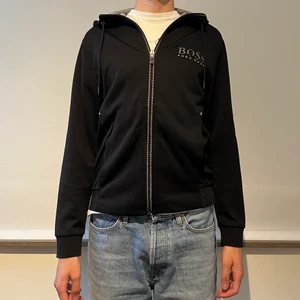 Hugo boss hoodie - Hugo boss zip hoodie. Tröjan är lite för liten för mig, texten på framsidan ”BOSS” är slitet. Tröjan har lite slitage bland annat på ärmarna. På ryggen finns några stänkfläckar. Skriv i dm för fler frågor 