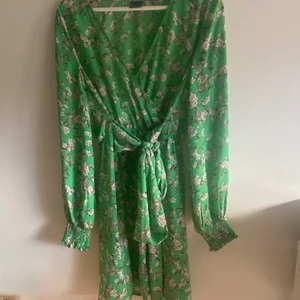 Grön blommig klänning - Klänning från gina, aldrig använd