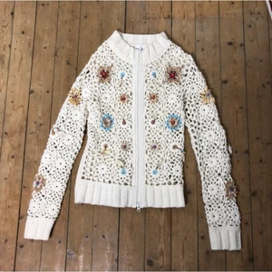 Virkad kofta - Virkad kofta med pärlor och snäckor! Så himla fin, med dragkedja 💕