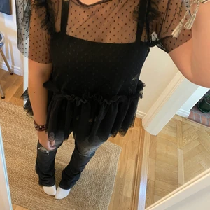 Mesh topp - Snygg topp med volang använd fåtal gånger. 