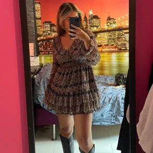 Zara Volang klänning - En jättefin volangklänning från zara som passar perfekt till ett par boots på hösten!❤️