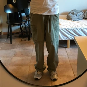 Feta Byxor - Säljer mina riktigt feta byxor som man kan göra om till shorts. Sitter fint på mig som är runt 175cm🤩