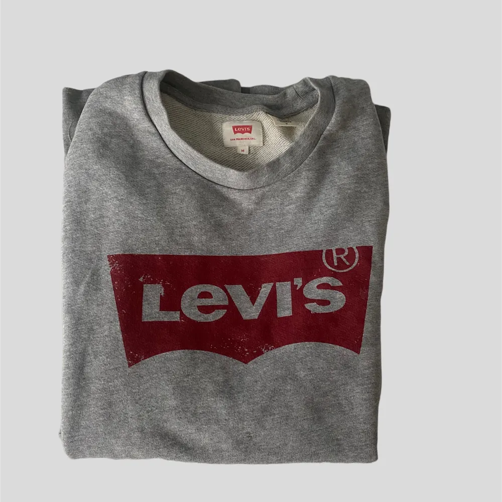 Levis tröja, bra skick står storlek M men den är väldigt oversized . Tröjor & Koftor.
