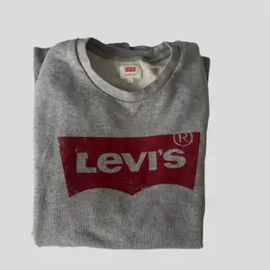 Levis tröja, bra skick står storlek M men den är väldigt oversized 