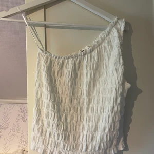 Topp från Pull&Bear - Topp med en arm från Pull&Bear med slit i sidan. Knappt använd, storlek S.🙏🏻