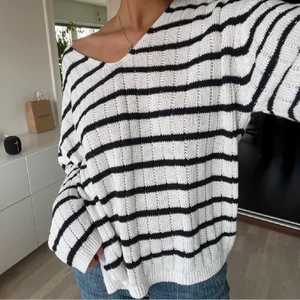 Stickad randig tröja zara - Säljer denna stickade randiga tröjan från zara, är i fint skick! 