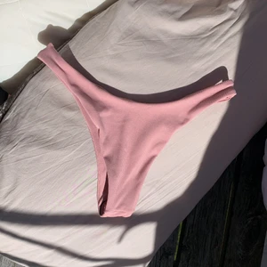 Bikiniunderdel  - Säljer dessa OANVÄNDA bikinitrosor då de var för stora🌸 Storlek S: men tycker de är lite stora i storleken!   Varan har hygien plasten kvar! 