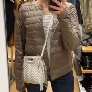 Maje väska  - Intressekol på min maje väska som köpes för typ 2 år sedan. Den är lite skråmig. Kedja, band och påse ingår ❤️