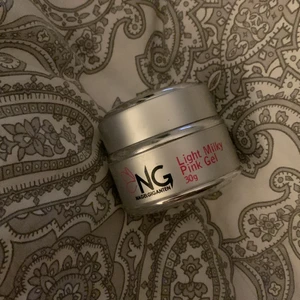 Nagelgiganten - 30g light milky pink gel Använd men de finns fortfarande mycket kvar  Obs när den härdas blir den ljusrosa/vit 