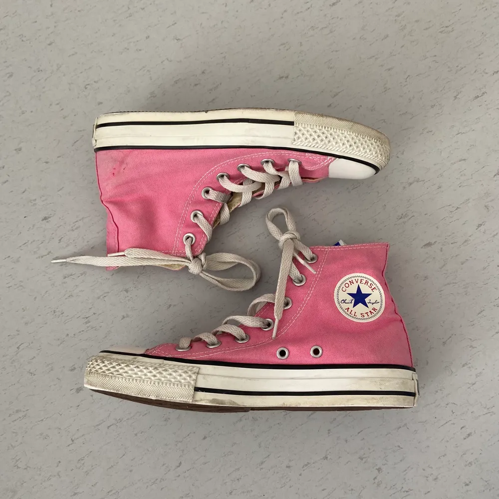 Rosa höga Converse ALL STAR i gott skick! Inga skador, endast lite smutsiga!. Skor.