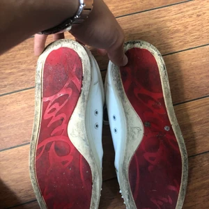 Christian Louboutin junior spikes - Säljer mina vita loubs, slitna i hälen men har mycket mer att ge!  Köpta från Vestiaire så 100% äkta! Har orderbekräftelse på dom! Strl 45 