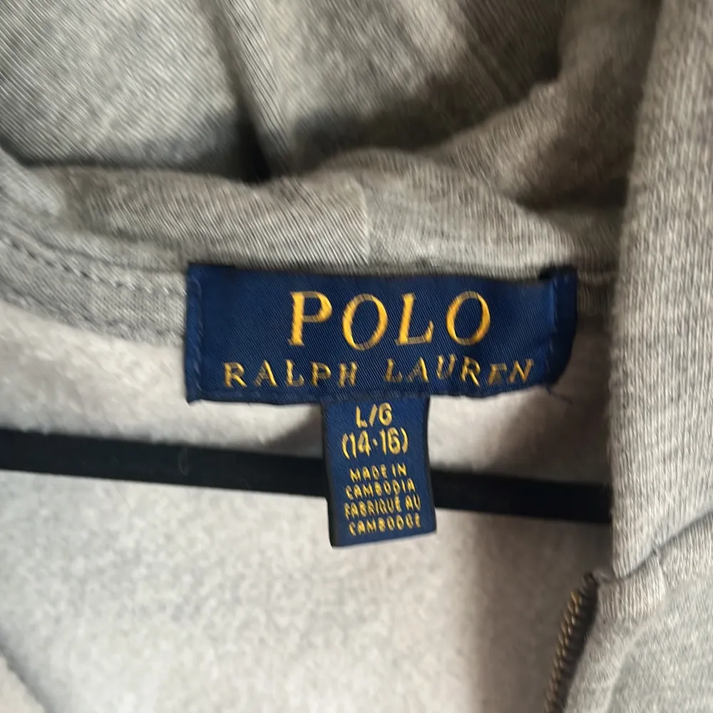Säljer min Ralph Lauren zip hoodie bra skick . Tröjor & Koftor.