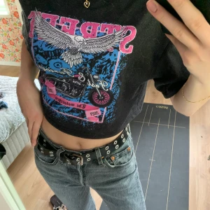 Svart crop top med mönster 🖤 - Bra skick.