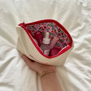 Fodrad necessär - Stilren neccesär med broderi. Sidorna är fodrade för att ge stadga därav håller den formen. Den platta designen gör det perfekt för att använda som förvaring för smink. Fodrad med ett underbart blommigt bomullstyg. 💥KVAR💥