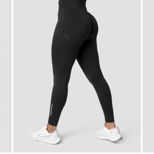 ICIW träningstights - Helt nya, aldrig använda!! Köptes på plick men passade tyvärr inte, så sjukt fina ju!! vill jättegärna byta mot ett par i strl L